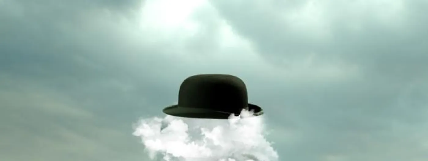 Hombre con sombrero, el fondo es el cielo, y sobre la cara del hombre hay una nube.