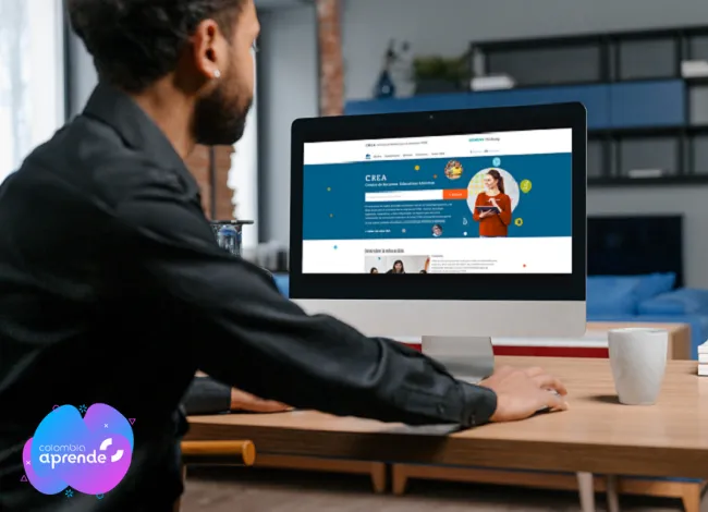 hombre accediendo a un portal de internet a través de un computador