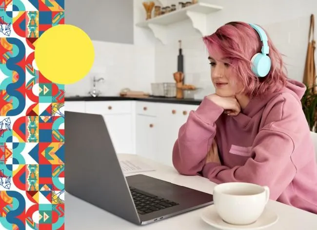 docente con audífonos mirando la pantalla de un computador