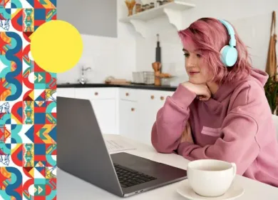 docente con audífonos mirando la pantalla de un computador